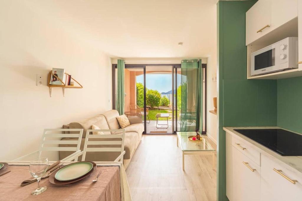 un salon avec un canapé et une table dans l'établissement Escapade de Rêve à CANNES - Vue Mer Imprenable, Piscine, Tennis & Parking - À 9 min de la Croisette ! - Vlaminck, à Cannes