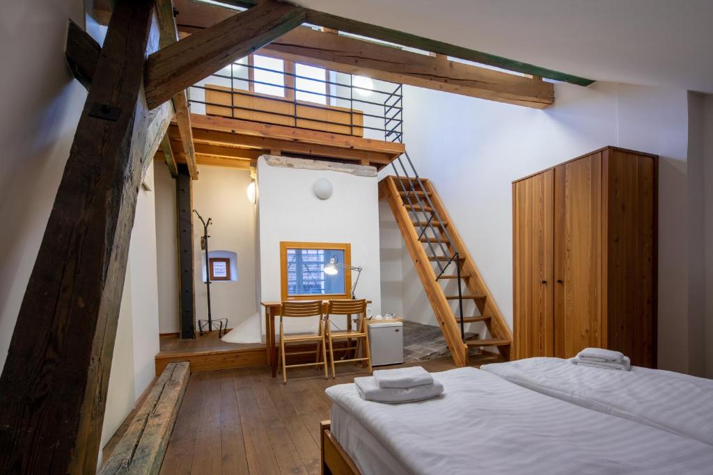 Postel nebo postele na pokoji v ubytování Zámecký Hotel Litomyšl