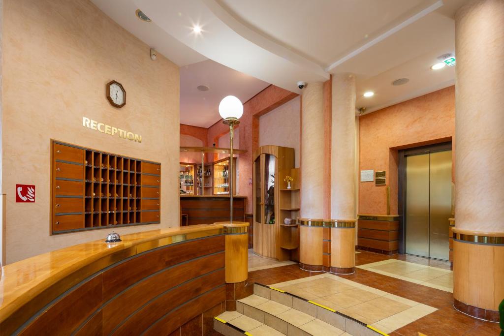 Лобби или стойка регистрации в Wellness Hotel Jean De Carro