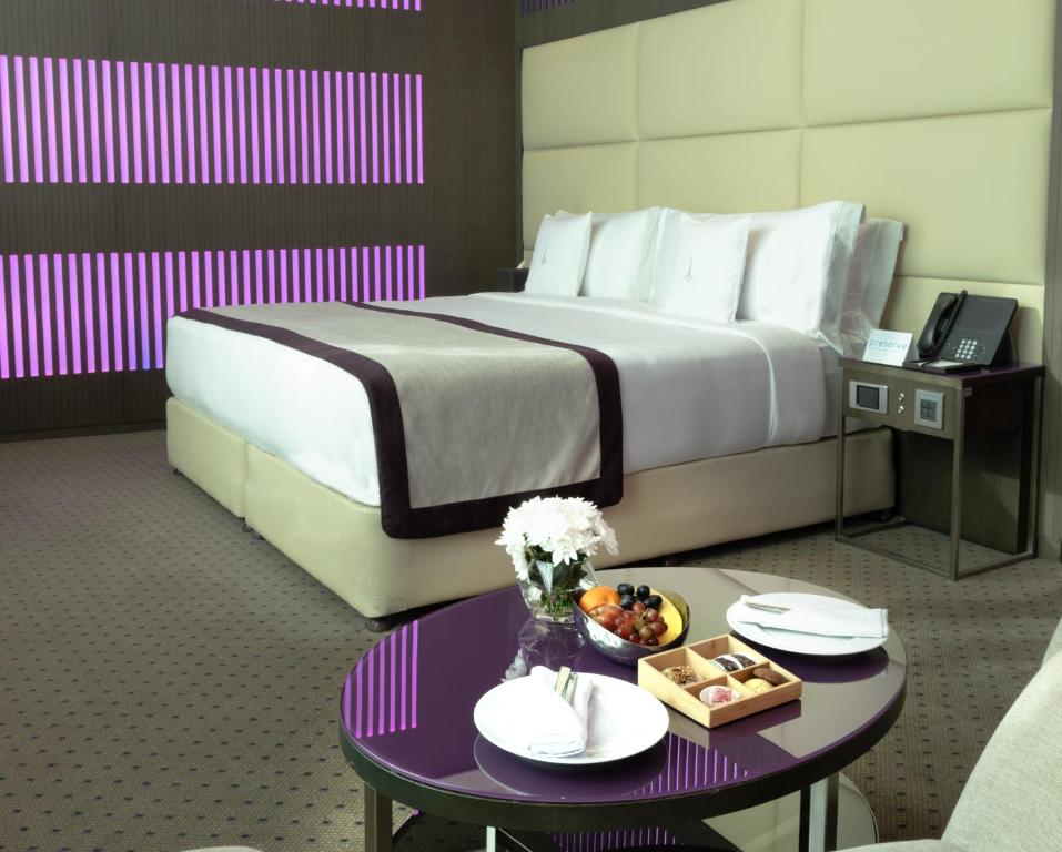 Uma cama ou camas num quarto em The Torch Doha