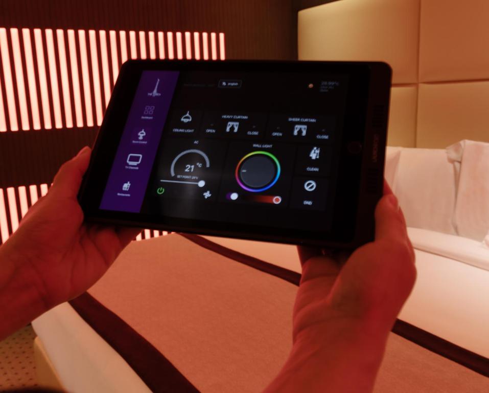 Uma cama ou camas num quarto em The Torch Doha