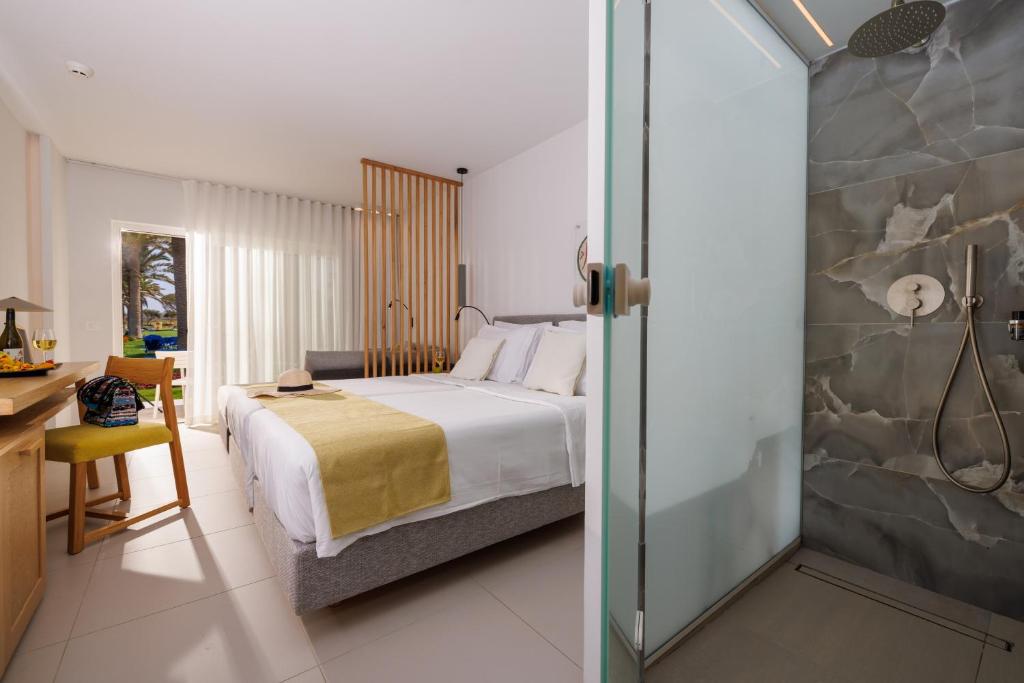 Postel nebo postele na pokoji v ubytování Anissa Beach Hotel