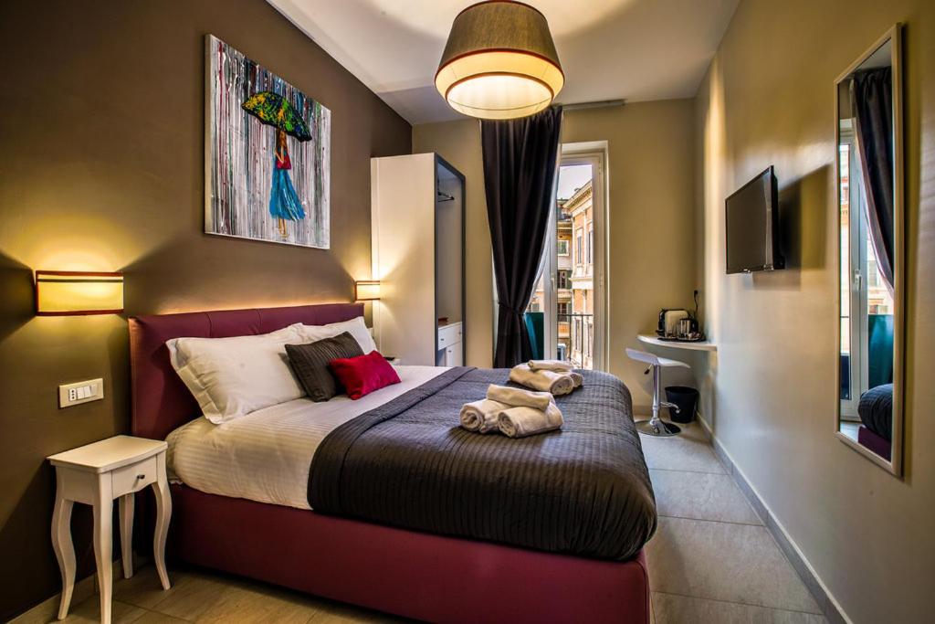 Un dormitorio con una cama con un osito de peluche. en Guest House Grazioli en Roma