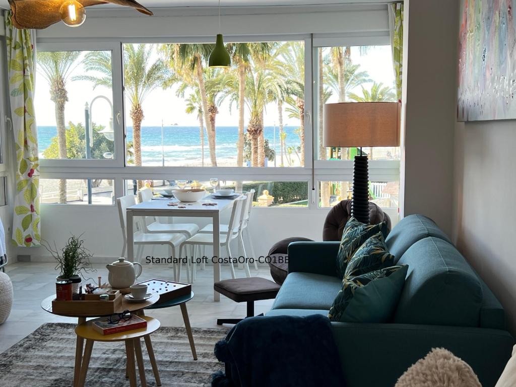 Część wypoczynkowa w obiekcie Primera línea playa Apart 1 Bed CostaOro-CO1BA DELUXE Seafront ó Loft-Studio CostaOro-CO1BB STANDARD