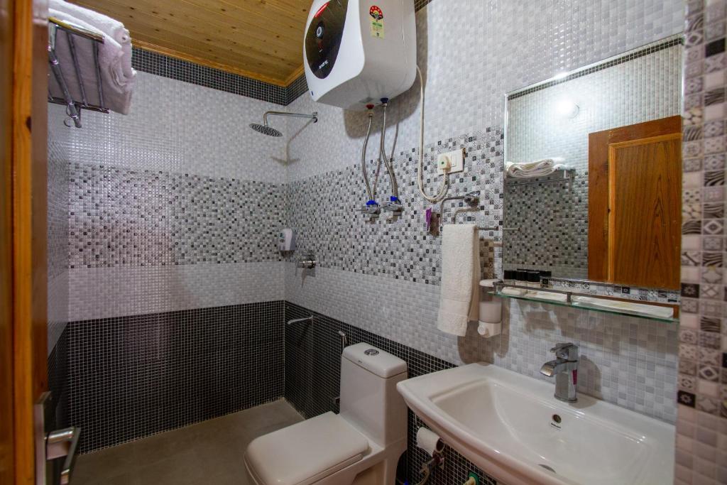 Koupelna v ubytování Hotel Cherry Manali