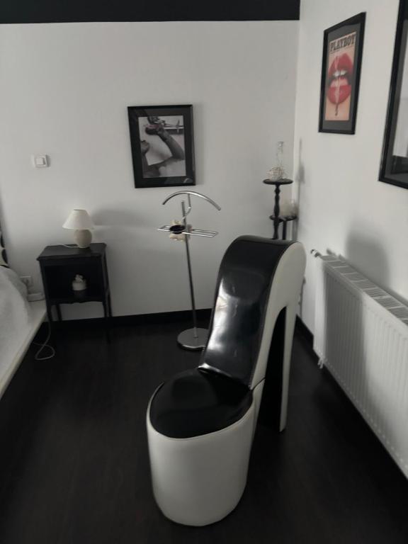 Posezení v ubytování Le Blockhaus de Domléger et Spa