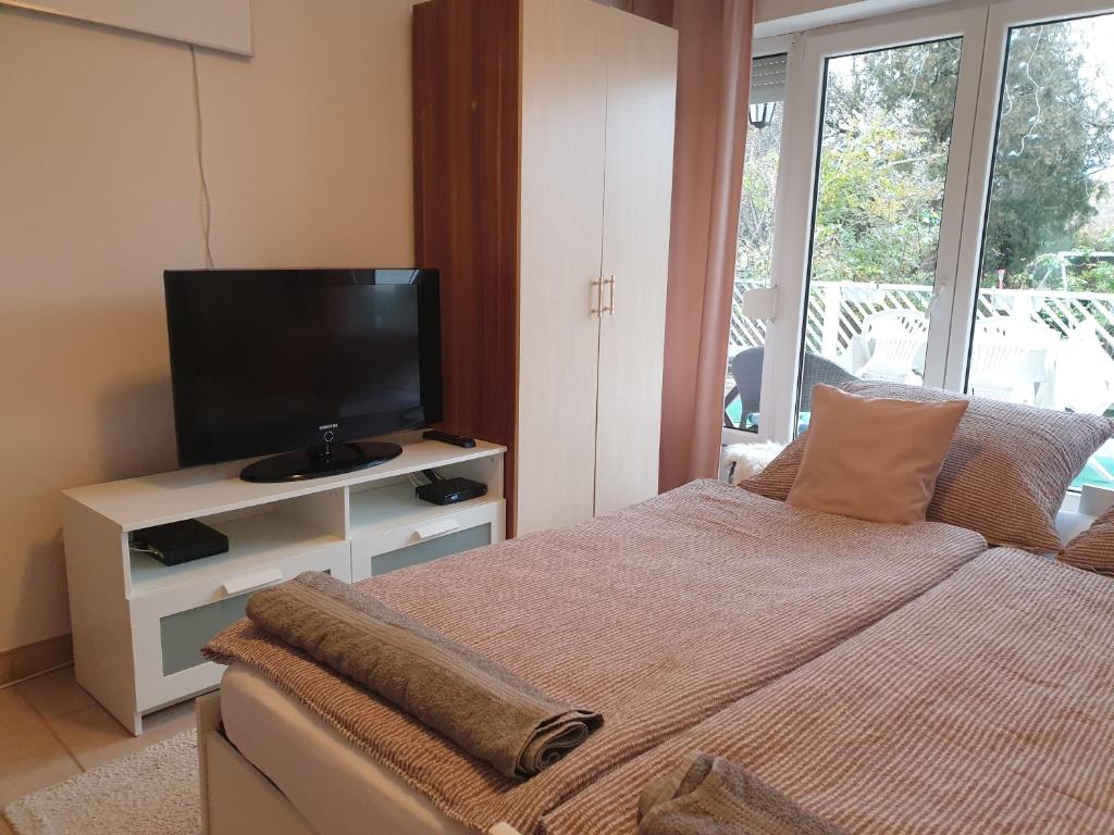 A television and/or entertainment centre at Simay Apartman