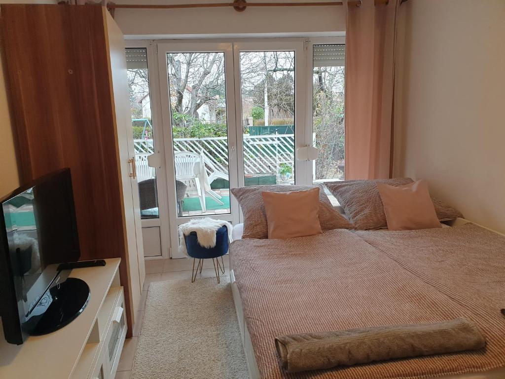 A bed or beds in a room at Simay Apartman