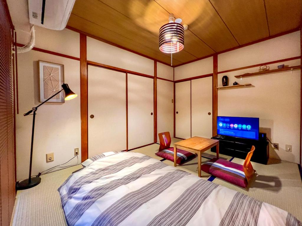 TV a/nebo společenská místnost v ubytování TABINE 1min walk to JR Station Prime Location