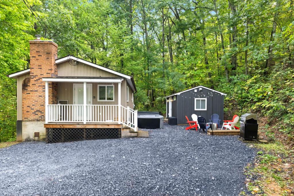 Foto dalla galleria di 2 Modern Cabins Hot Tub, Fire Pit, Grill, & Wifi a New Market
