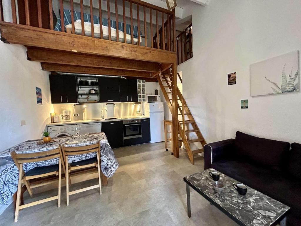 Il comprend une cuisine et un salon avec une mezzanine. dans l'établissement Maison 2 pièces Mezzanine 5 couchages SAINT CYPRIEN SC250-023, à Saint Cyprien Plage