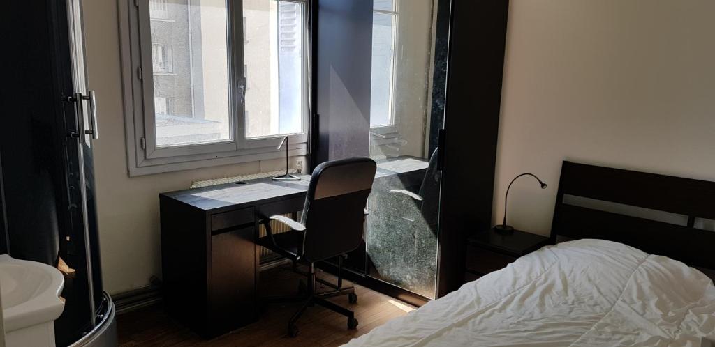 Rúm í herbergi á Chambre privée dans un appartement en colocation à Grenoble A3C6