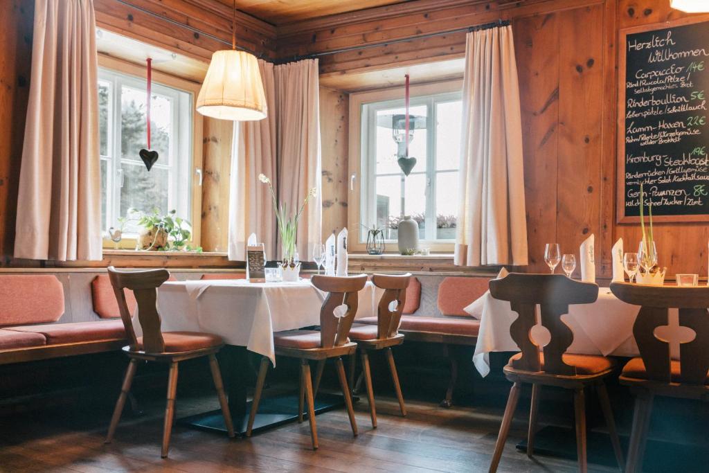 Reštaurácia alebo iné gastronomické zariadenie v ubytovaní Klostergut Kronburg