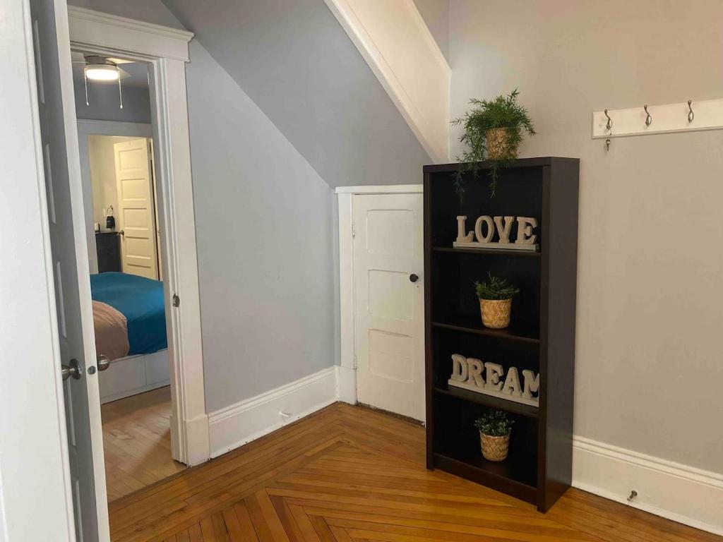 Postel nebo postele na pokoji v ubytování 86A King Bed 2bd 3bt on Queen St. Downtown