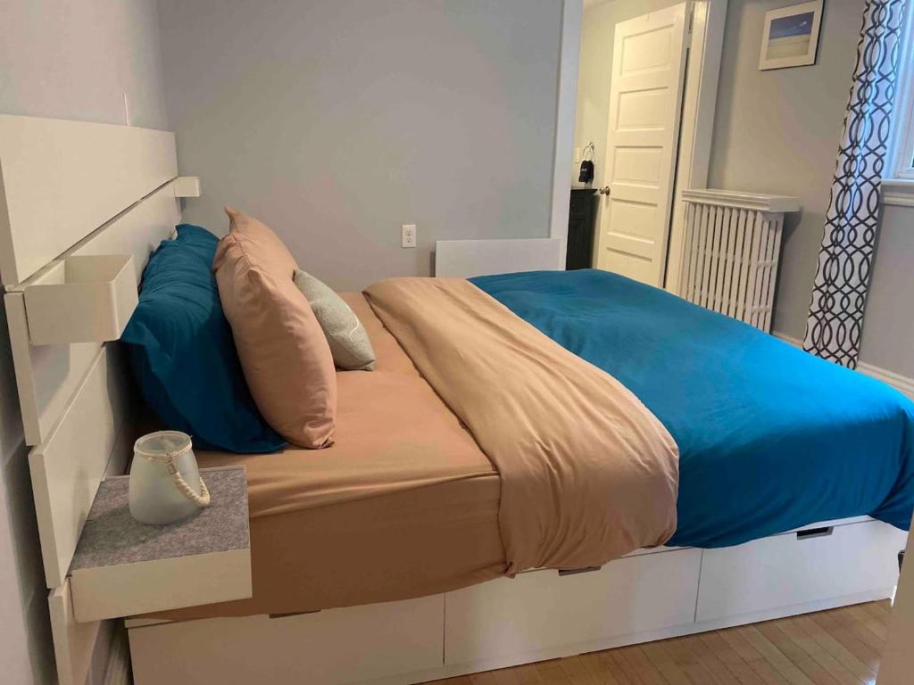 Postel nebo postele na pokoji v ubytování 86A King Bed 2bd 3bt on Queen St. Downtown
