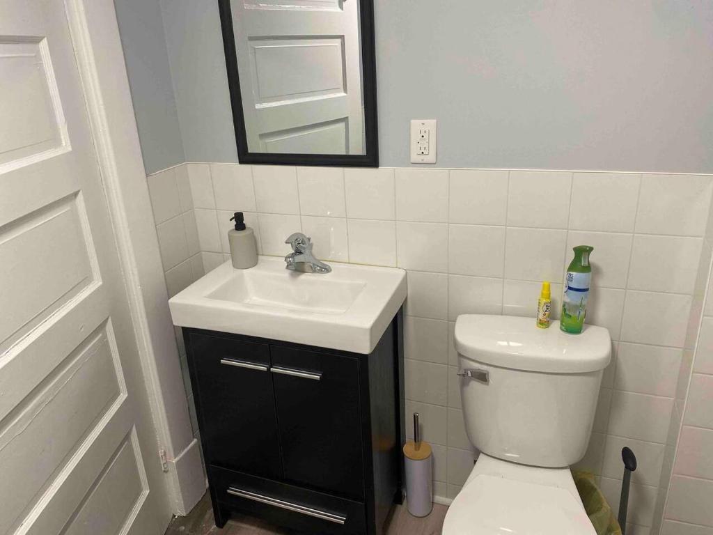 Koupelna v ubytování 86A King Bed 2bd 3bt on Queen St. Downtown