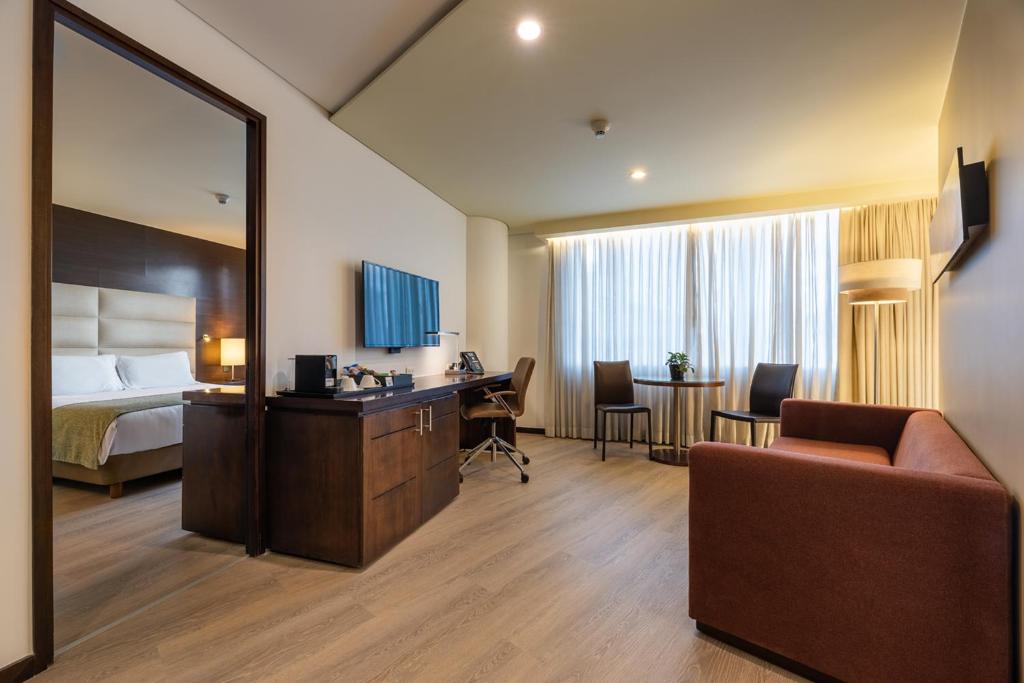 Телевизор и/или развлекательный центр в Hotel Estelar Milla De Oro
