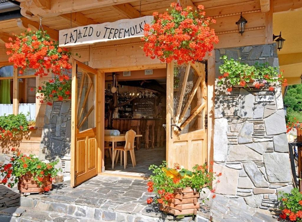 Reštaurácia alebo iné gastronomické zariadenie v ubytovaní Zajazd Teremulka