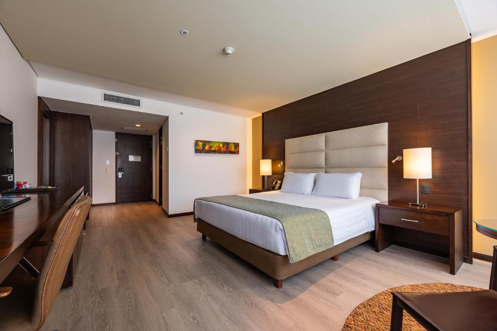 Кровать или кровати в номере Hotel Estelar Milla De Oro