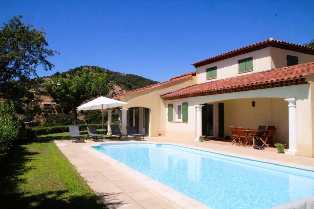 une villa avec piscine devant une maison dans l'établissement Villa Verde climatisée pour 10 personnes avec piscine chauffée et vue mer à La Londe les Maures, à La Londe-les-Maures