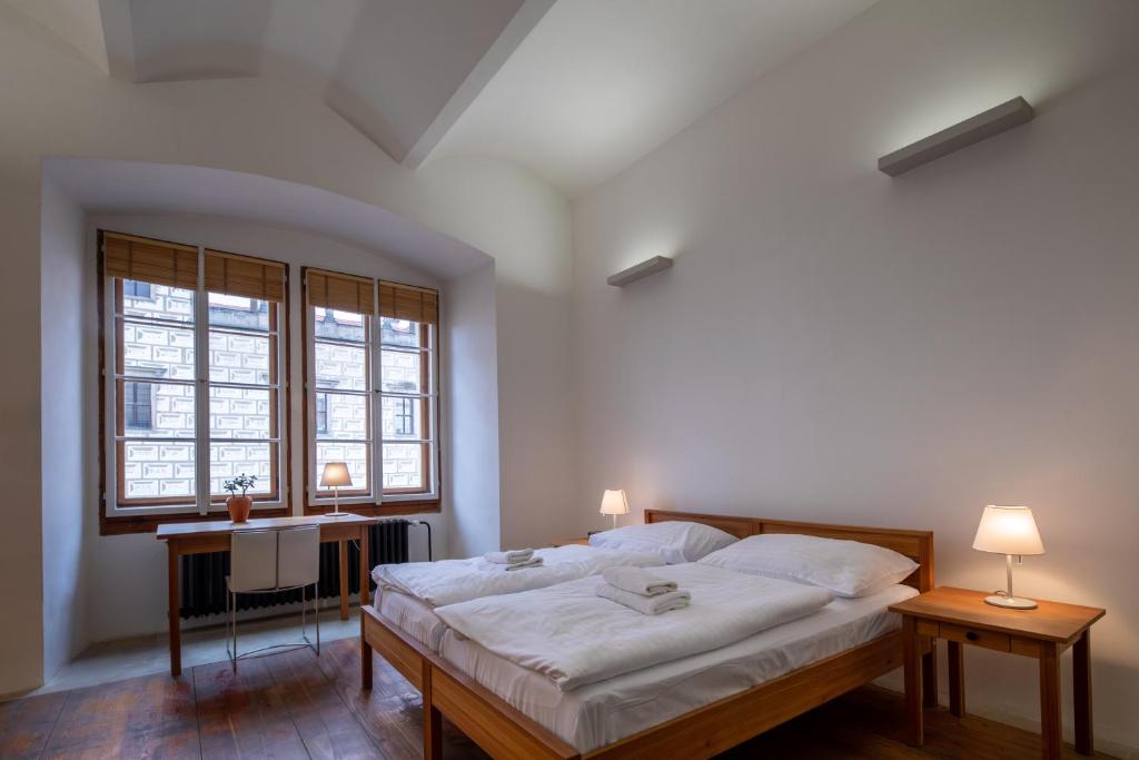 Postel nebo postele na pokoji v ubytování Zámecký Hotel Litomyšl