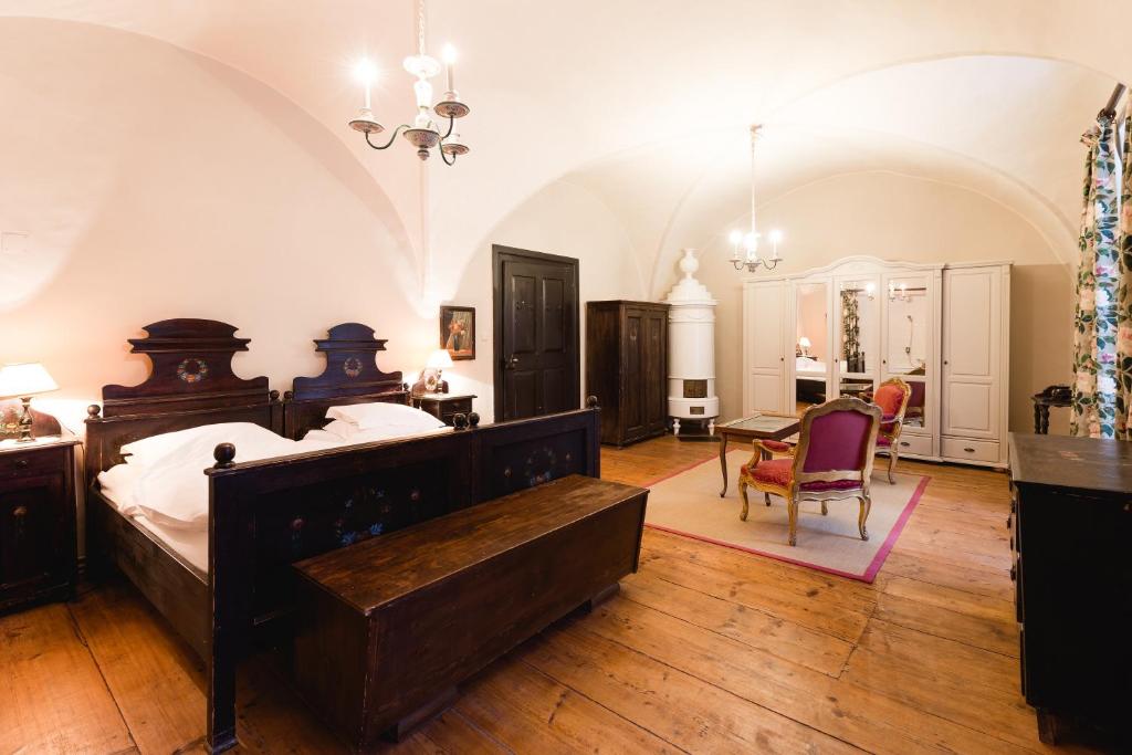 Postel nebo postele na pokoji v ubytování Schloss Ernegg