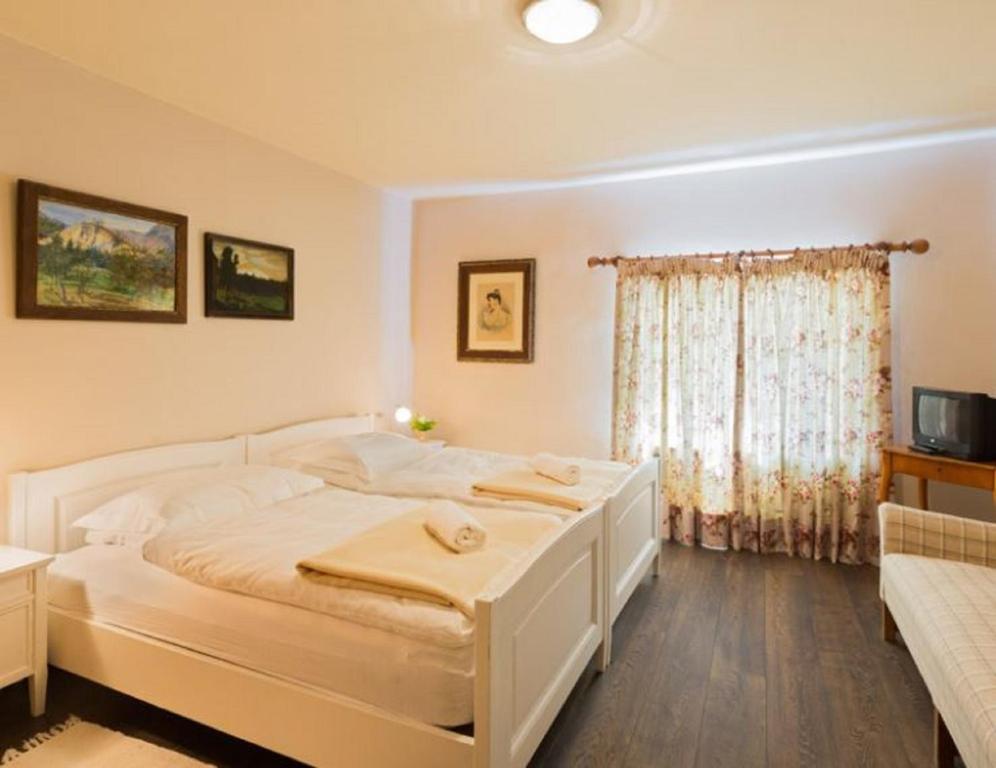 Postel nebo postele na pokoji v ubytování Schloss Ernegg