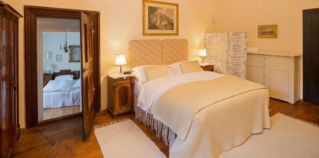 Postel nebo postele na pokoji v ubytování Schloss Ernegg