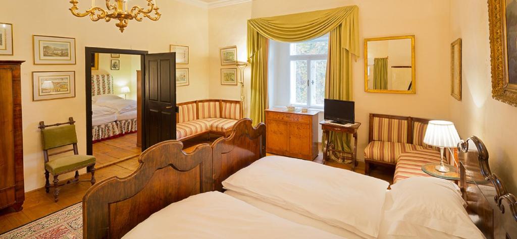 Postel nebo postele na pokoji v ubytování Schloss Ernegg