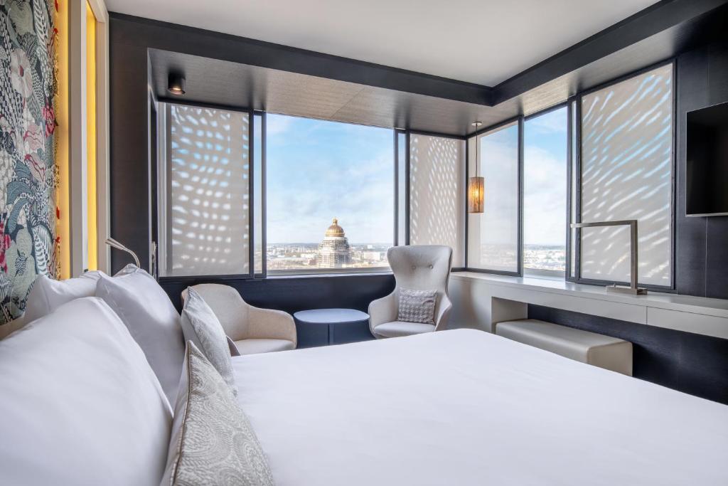 
Deluxe Panorama Corner Room with Lounge Access
