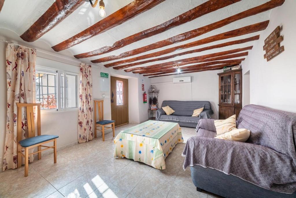 ベレス・ブランコにあるCortijo Albaのソファとテーブルのあるリビングルーム