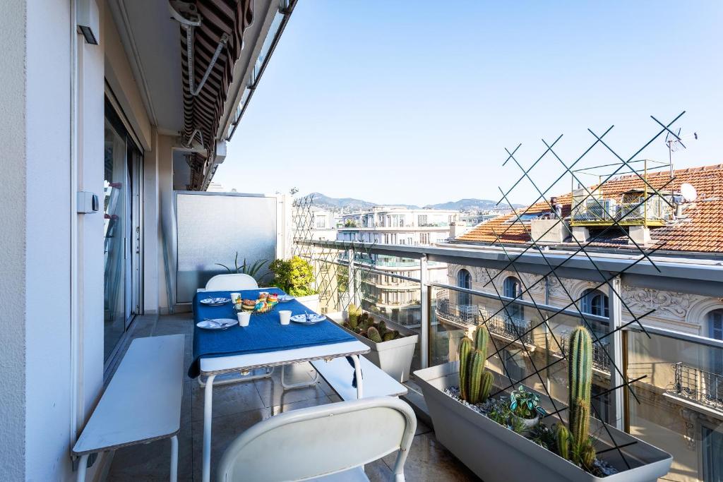 un balcon avec une table et des chaises sur un balcon dans l'établissement LE FRANCIA II AP4197 By RIVIERA HOLIDAY HOMES, à Nice