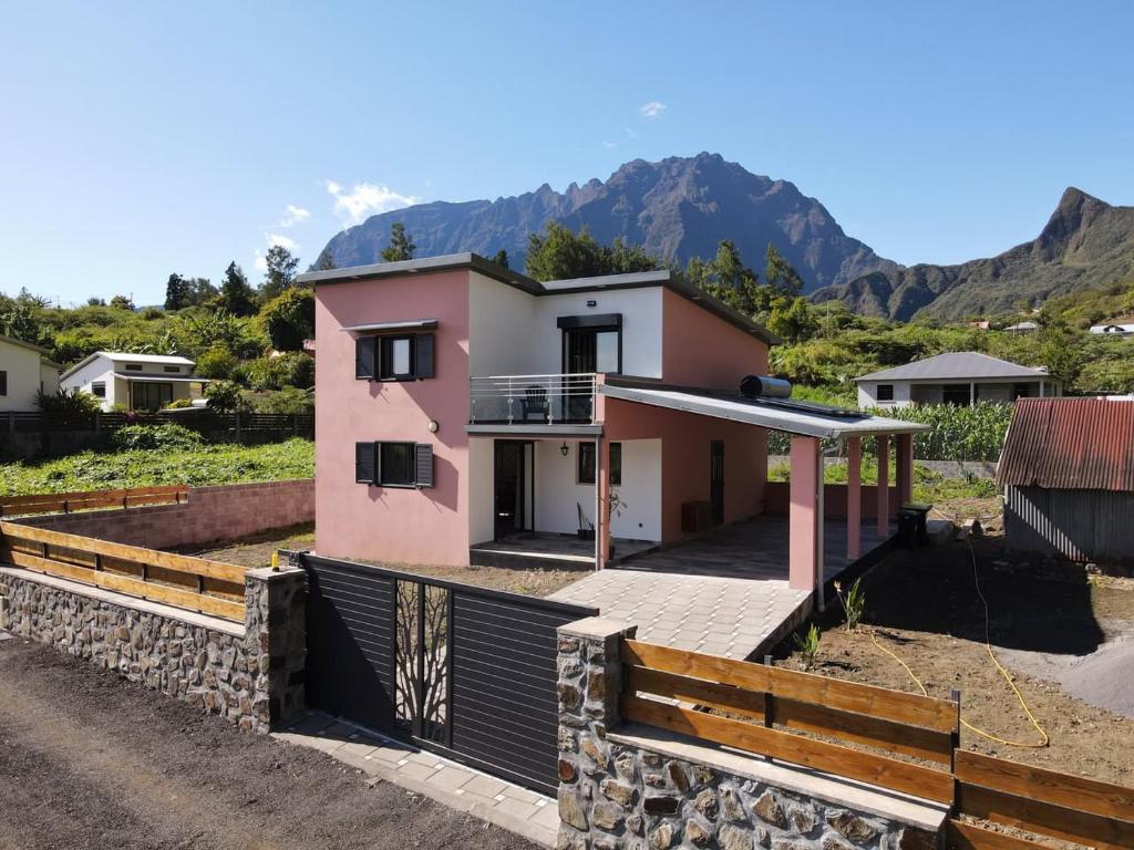 Nespecifikovaný výhled na hory nebo výhled na hory při pohledu z vily