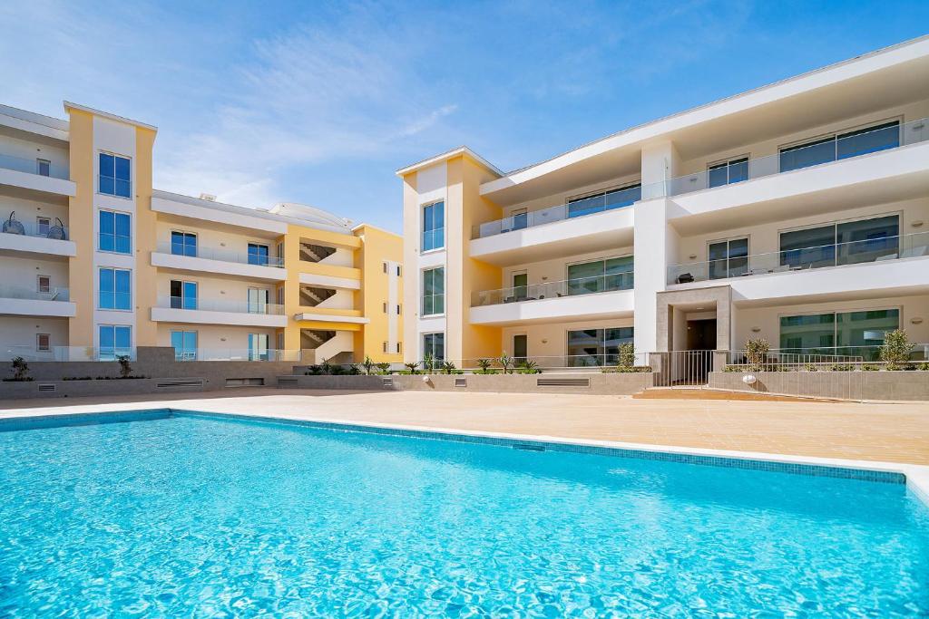 una piscina frente a un edificio en Lagos Marina View 2 with Pool by Homing, en Lagos