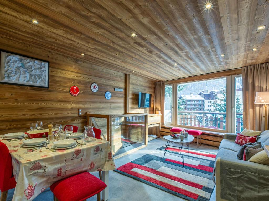 un salon avec une table et un canapé dans l'établissement Spacieux duplex 3P avec wifi et balcon sud, parking inclus, près des pistes à Val-d'Isère - FR-1-694-27, à Val dʼIsère