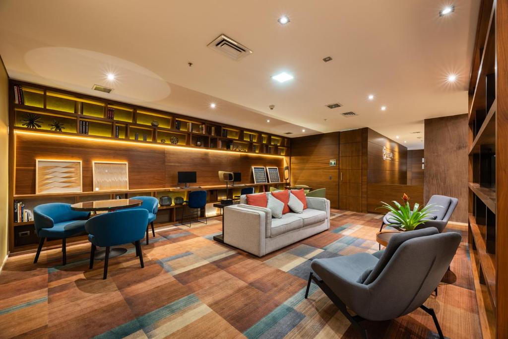 Гостиная зона в Hotel Estelar Milla De Oro