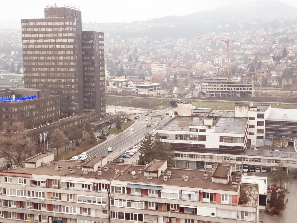 Nespecifikovaný výhled na destinaci Sarajevo nebo výhled na město při pohledu z penzionu
