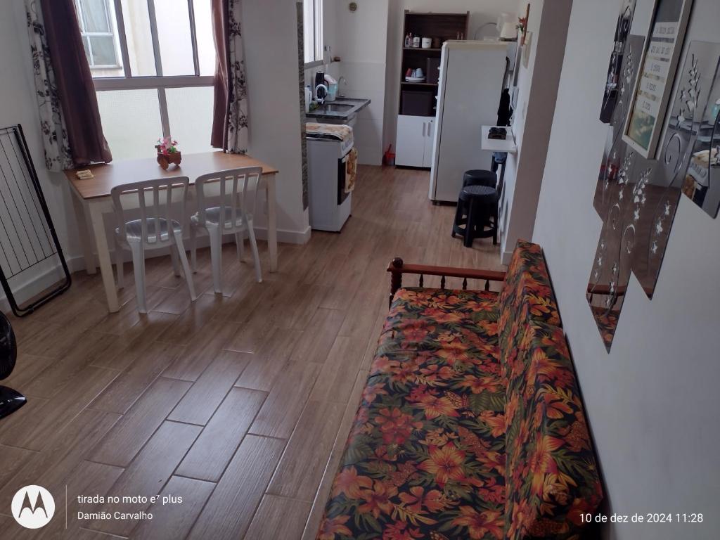 a kitchen and dining room with a table and chairs at Luias apartamento pousada de praia rio das ostras ao lado do shopping plaza com wi-fi e tv grátis van na porta in Rio das Ostras