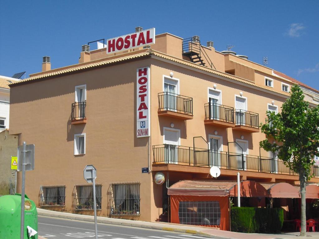 un hotel con un cartel en la parte superior en Hostal Sunami, en La Nucía