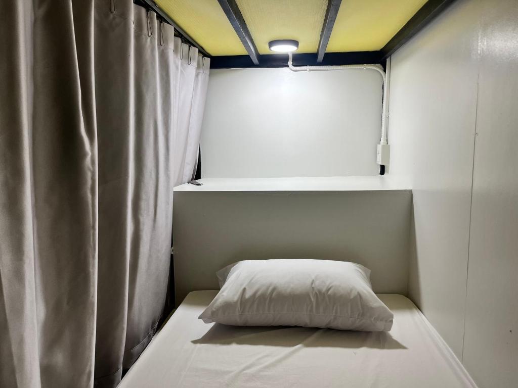 Postel nebo postele na pokoji v ubytování Fahsai Hostel