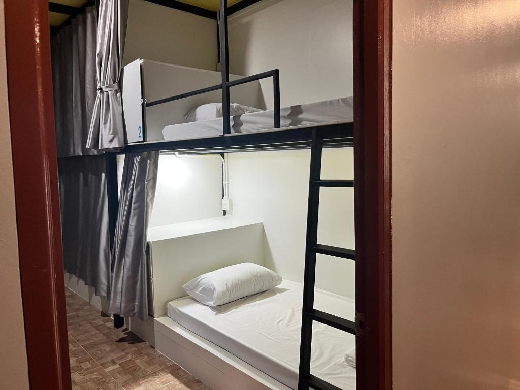 Postel nebo postele na pokoji v ubytování Fahsai Hostel