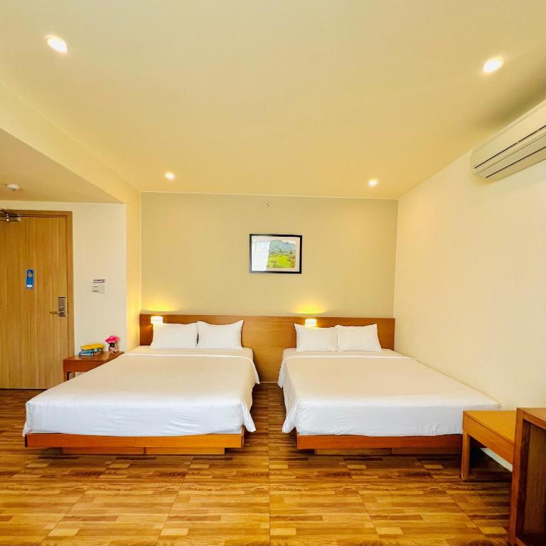 Family Two Double Bed with Bathtub