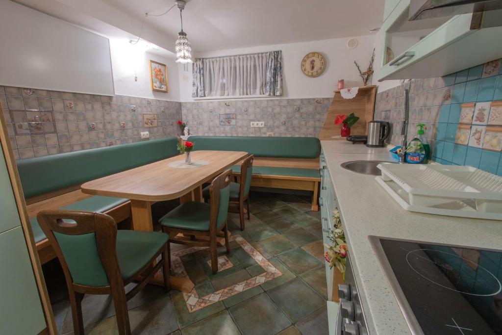 Kuchyň nebo kuchyňský kout v ubytování Mama's House