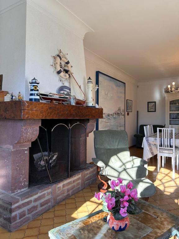 un salon avec une cheminée et un canapé dans l'établissement Charmante maison avec jardin proche plage, à Gujan-Mestras