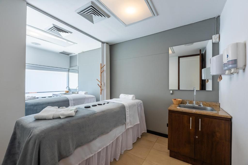 Кровать или кровати в номере Hotel Estelar Milla De Oro
