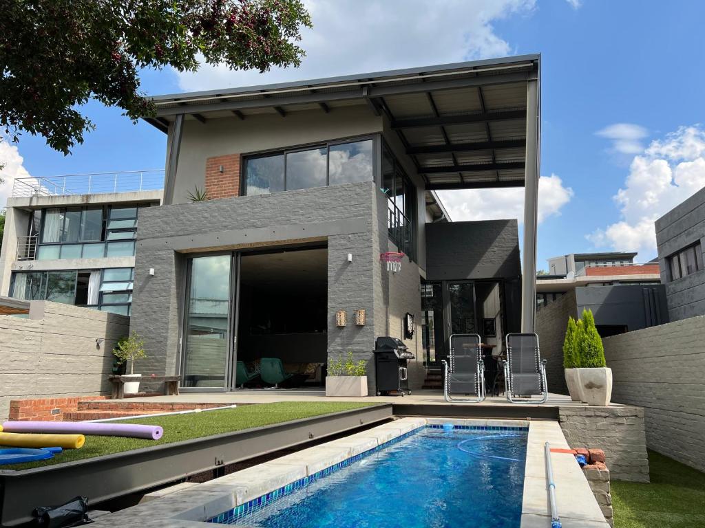 una casa con una piscina di fronte di Luxury Smart 3bed Home a Pretoria