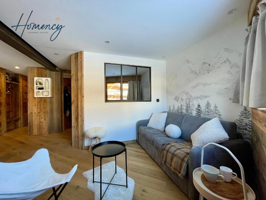 un salon avec un canapé et une table dans l'établissement Homency - Résidence Karen 201, à L'Alpe-d'Huez