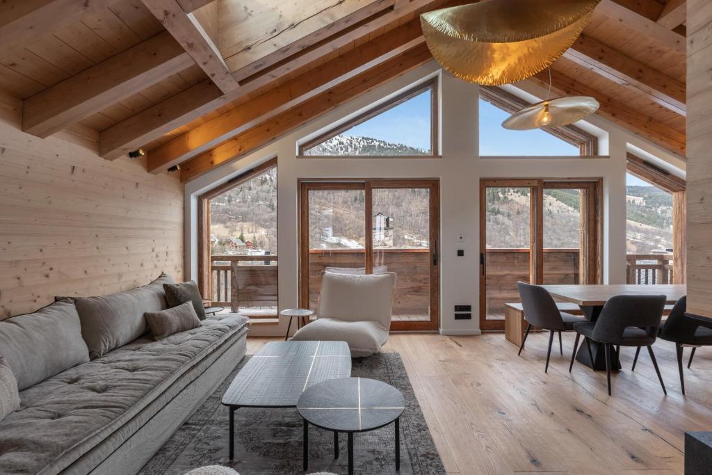 a living room with a couch and a table at Chalet Grand Lac in Chandon