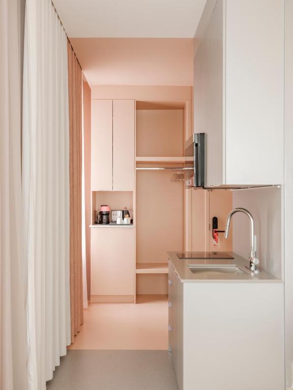 Kuchyň nebo kuchyňský kout v ubytování Rose - Hôtel Invisible