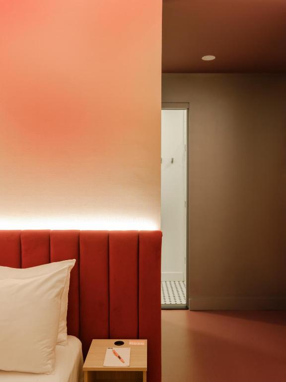 Postel nebo postele na pokoji v ubytování Rose - Hôtel Invisible